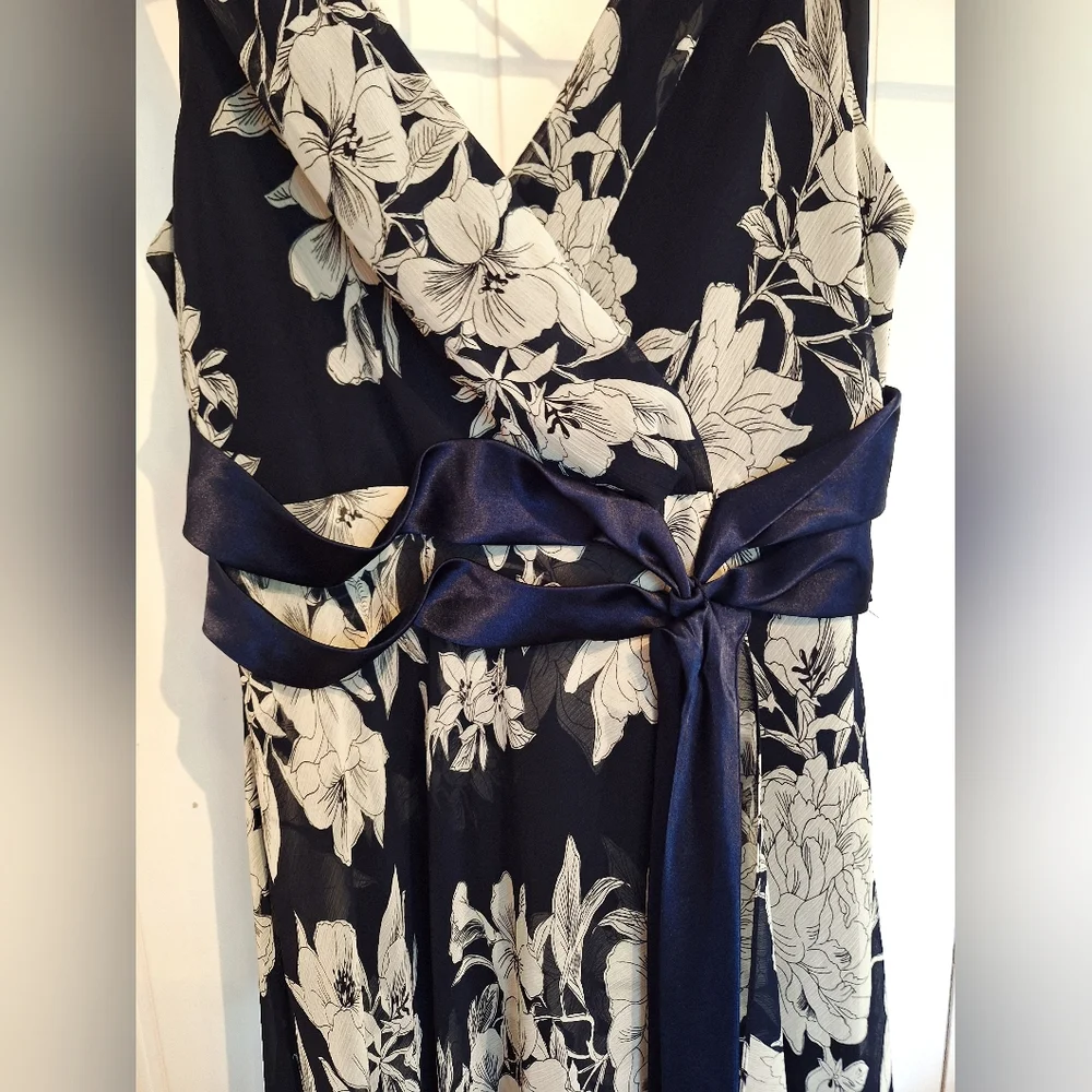 Jones Wear Navy Blue and Cream Floral Midi Dress Size 16 Very Good Condition - Picture 2 of 4